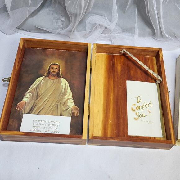Holy Bible Illustrated Light of the World Edition Vintage Wood Cedar Box - Picture 7 of 15